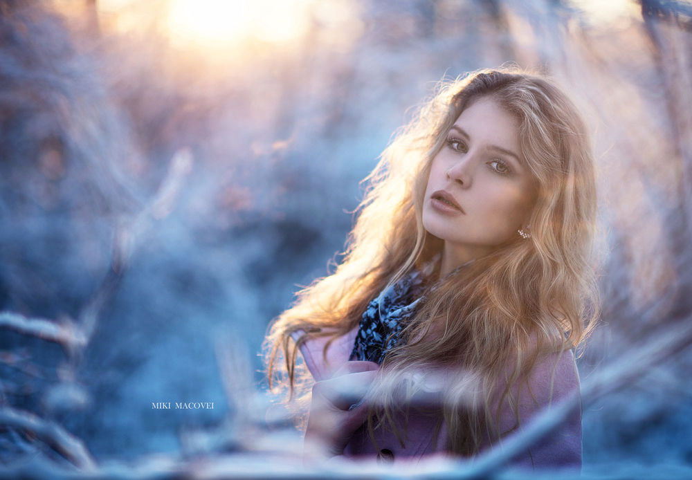 Обои для рабочего стола Модель Кара с длинными волосами, фотограф Miki Macovei