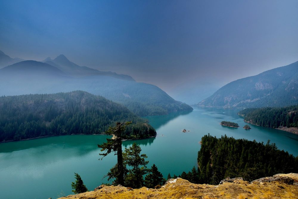 Обои для рабочего стола Дым от Pasayten Fire охватывает Diablo Lake Overlook, Национальный парк Норт-Касейдз, фотограф Jesse Sacdalan