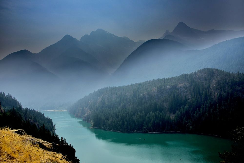Обои для рабочего стола Озеро Diablo Lake Overlook в окружении гор, Национальный парк Норт-Касейдз, фотограф Jesse Sacdalan