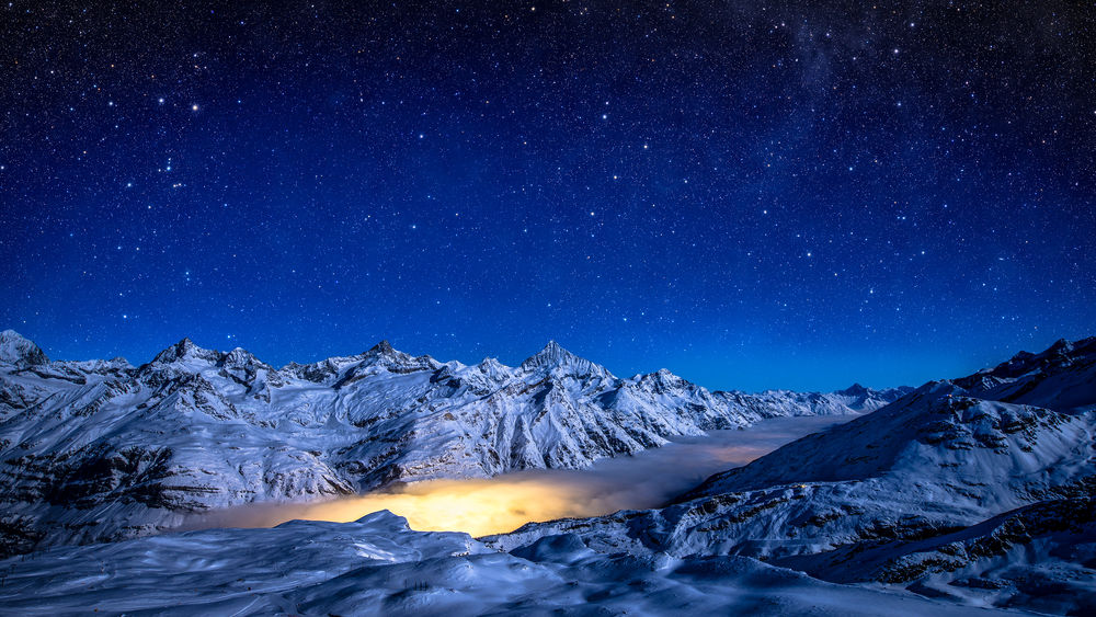 Обои для рабочего стола Свечение в тумане среди заснеженных гор на фоне звездного неба, by Te0SX