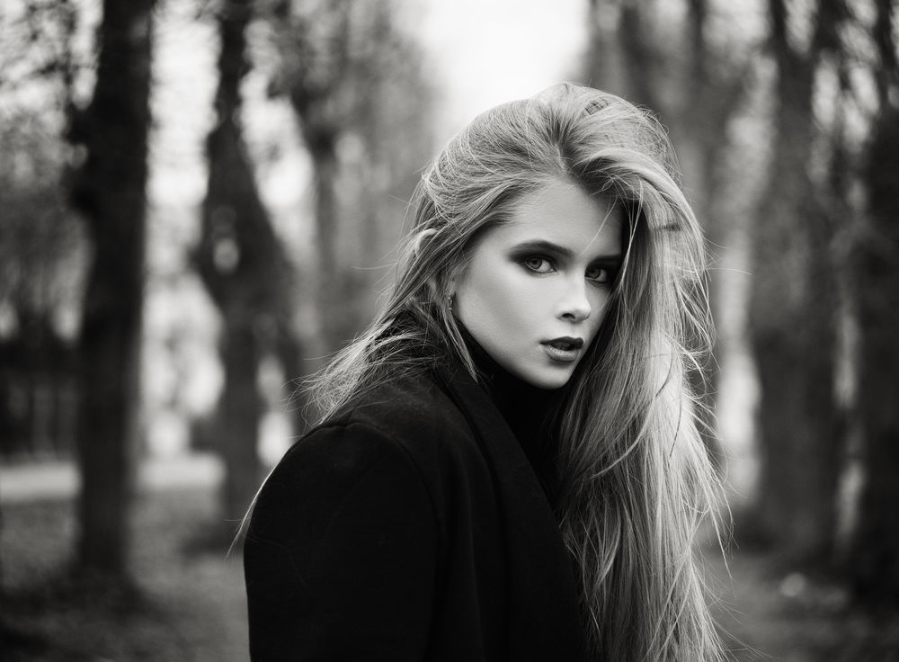 Обои для рабочего стола Модель Алла с длинными волосами, фотограф Ilya Varivchenko