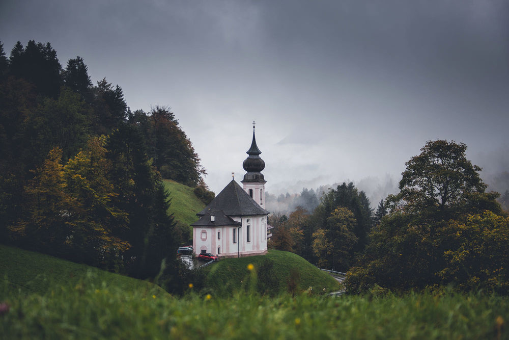 Обои для рабочего стола Баварская классическая церковь на холме возле леса, фотограф Johannes Hulsch