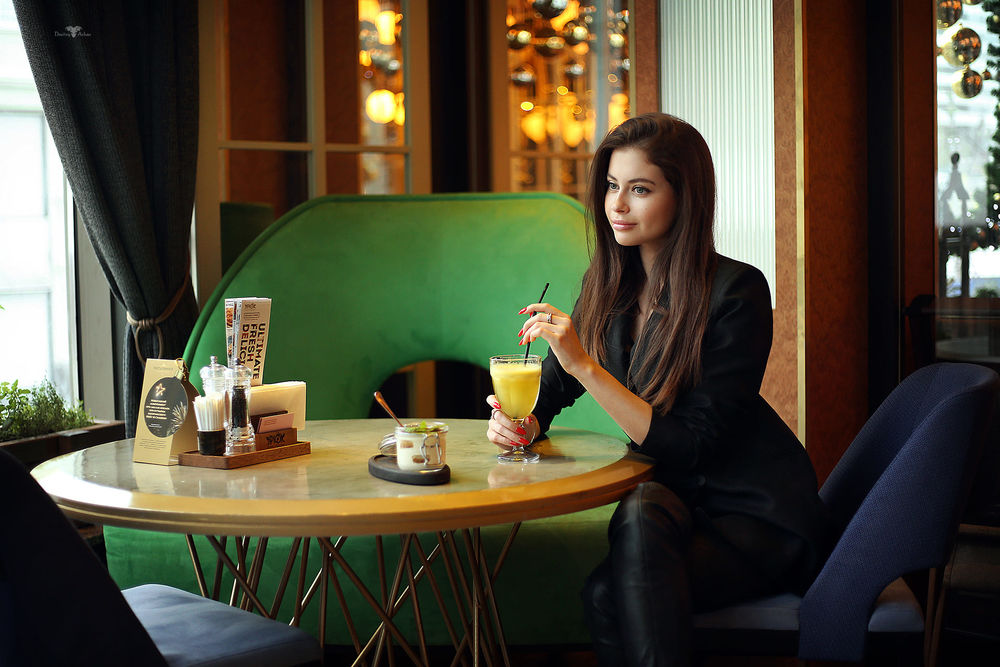 Обои для рабочего стола Модель Алина сидит за столом со бокалом напитка, фотограф Dmitry Arhar