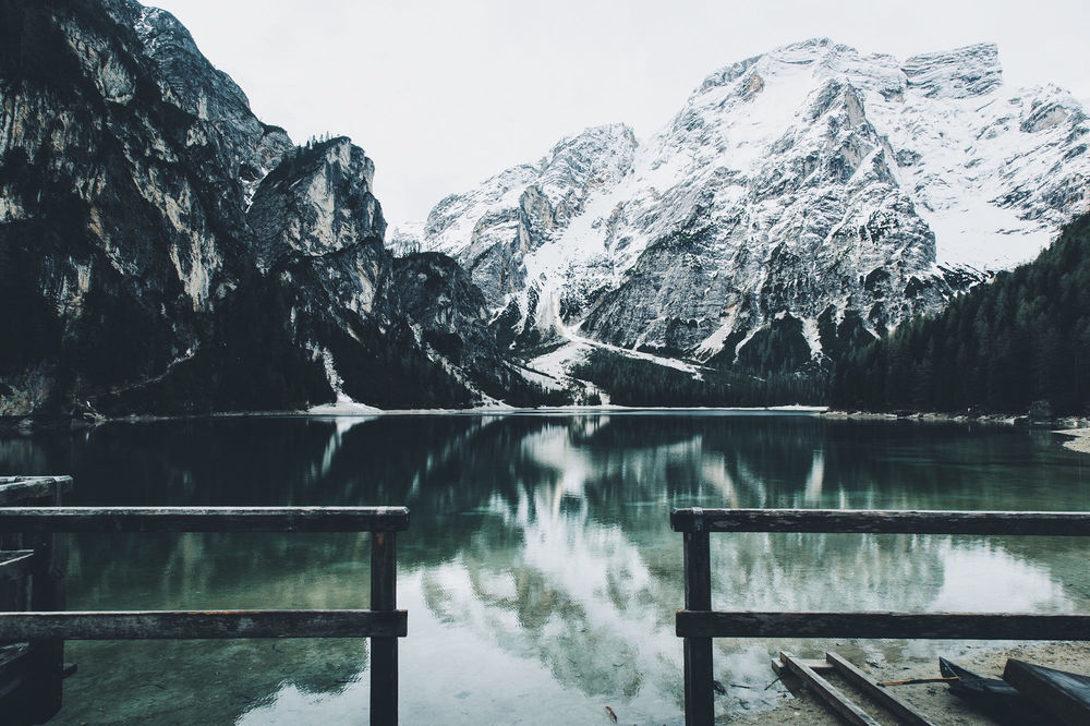 Обои для рабочего стола Вид на заснеженные горы, Lagos Di Braies / Лагос Ди Пейдж, фотограф Daniel Casson