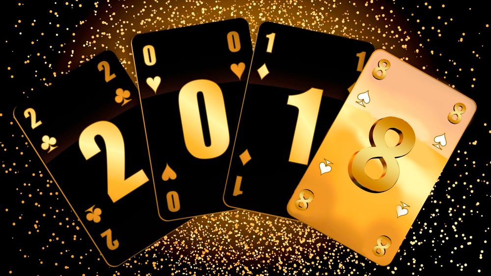 Обои для рабочего стола Новый 2018 год, нарисованный на игральных картах, на черном фоне с бликами