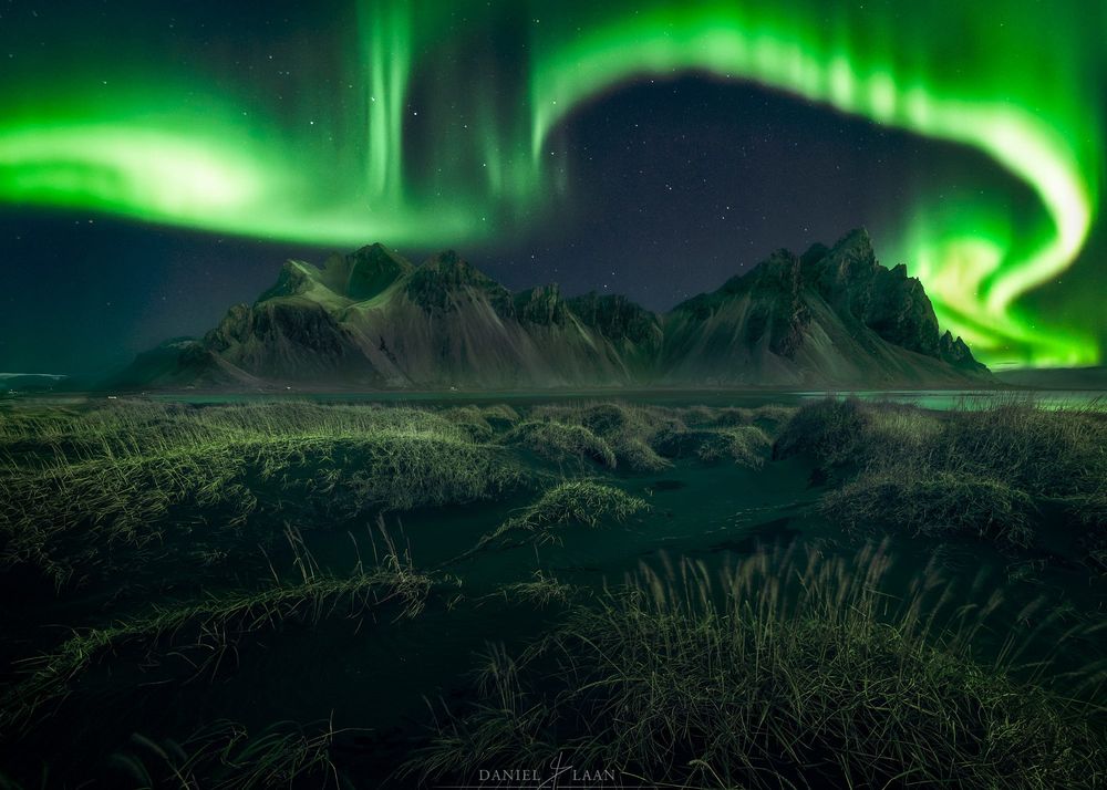 Обои для рабочего стола Кружащееся полярное сияние над культовой горой Vestrahorn, Iceland / Вестрахорн в Исландии, фотограф Daniel Laan