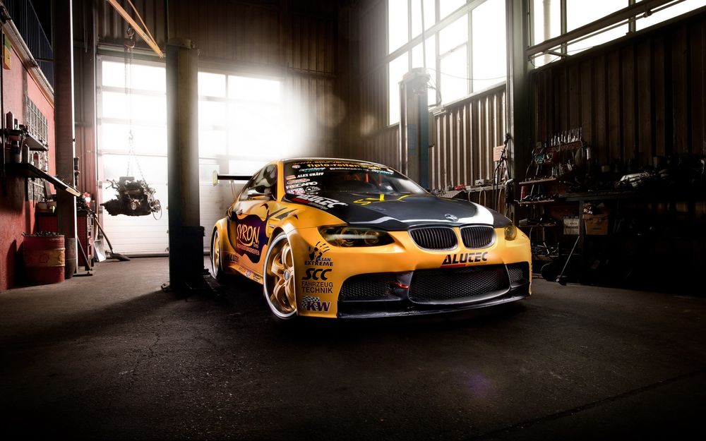 Обои для рабочего стола Тюнингованный BMW m3 в мастерской