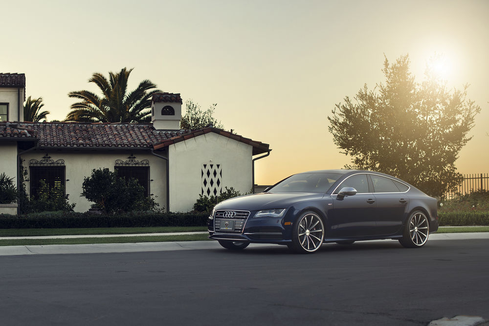 Обои для рабочего стола Audi V8T на дороге