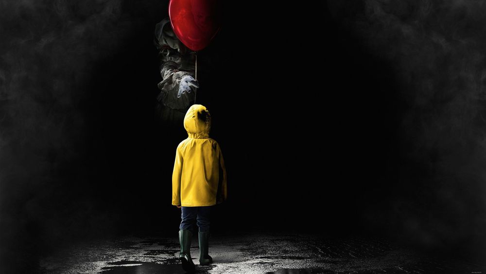 Обои для рабочего стола Клоун Pennywise / Пеннивайз протягивает ребенку в желтом дождевике красный шарик из тьмы, постер к фильму ужасов Оно / It, 2017