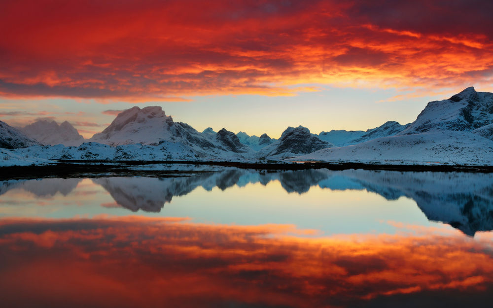 Обои для рабочего стола Заснеженные горы под огненными облаками отражаются в озере Lofoten, Norway / Лофотен, Норвегия