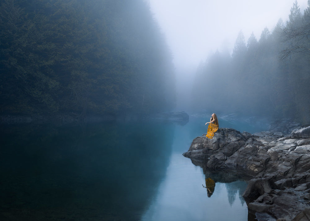 Обои для рабочего стола Девушка сидит на камнях у озера, фотограф Lizzy Gadd