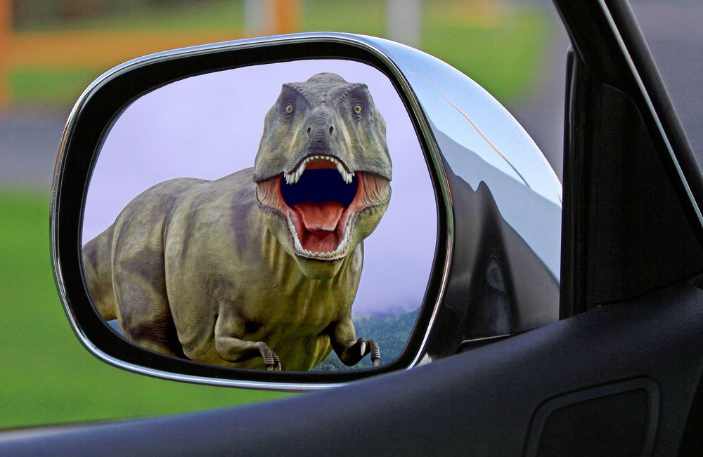 Обои для рабочего стола Динозавр в зеркале автомобиля