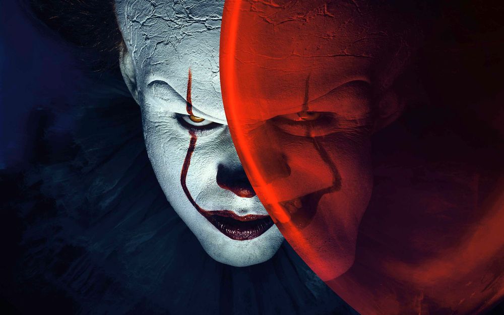 Обои для рабочего стола Билл Скарсгорд / Bill Skarsgard в роли Клоуна Пеннивайза / Pennywise с красным шариком из фильма ужасов Оно / It, 2017