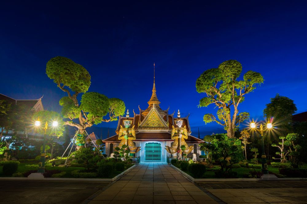 Обои для рабочего стола Ночной вид на буддийский храм в Bangkok, Thailand / Бангкок, Таиланд