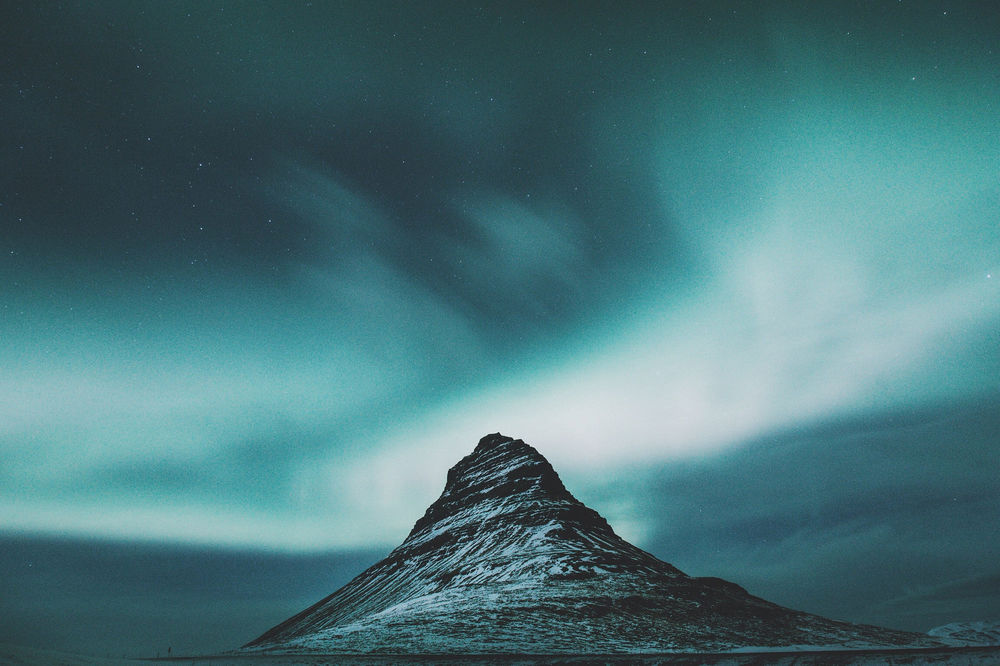 Обои для рабочего стола Гора под ночным небом, фотограф Daniel Casson