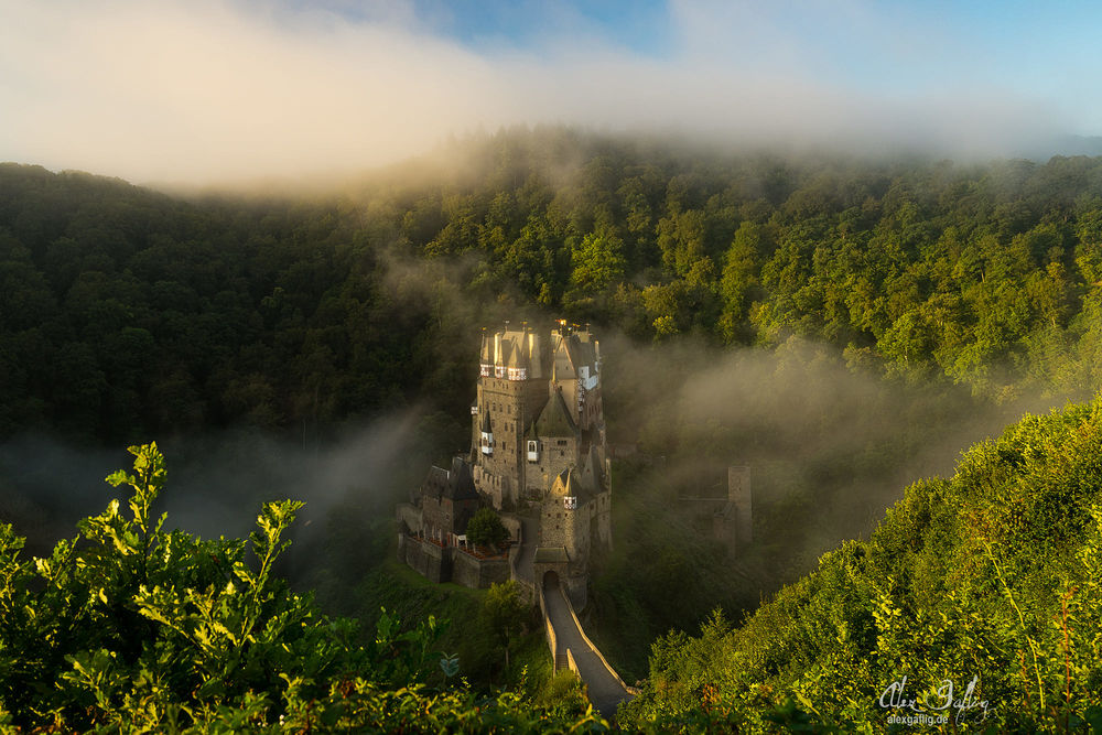 Обои для рабочего стола Дорог к замку Eltz / Эльц, German / Германия ранним утром, фотограф Alex Gaflig