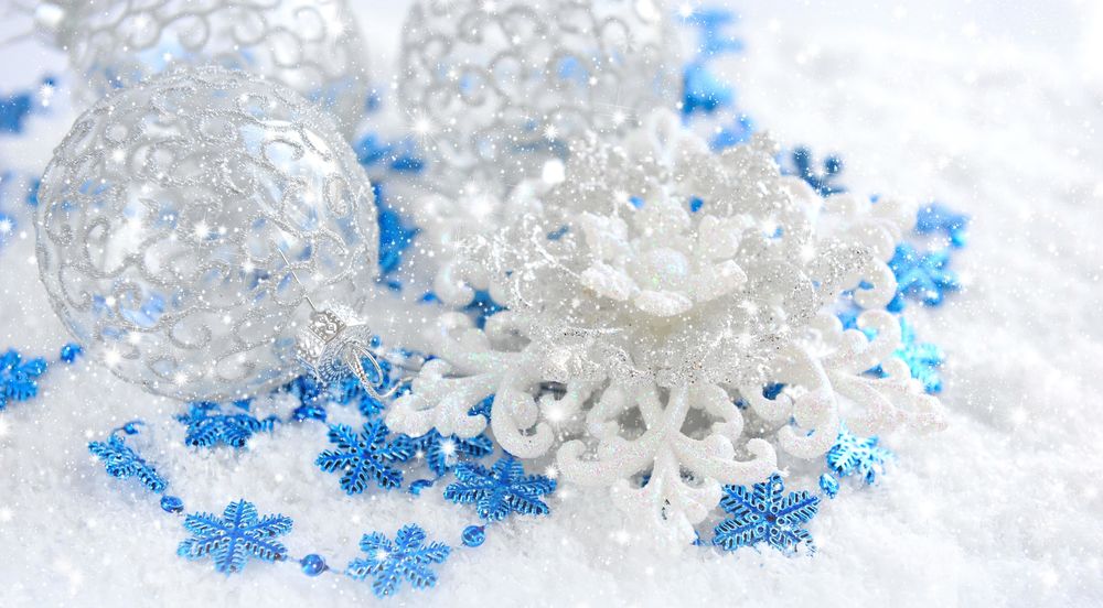 Обои для рабочего стола Белые новогодние шарики, цветы и голубые снежинки на белом фоне