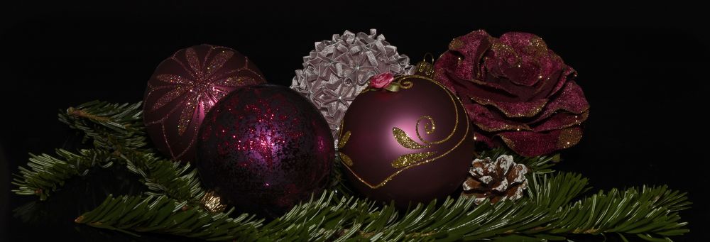 Обои для рабочего стола Бордовые новогодние шарики, роза и еловая ветка, by annca