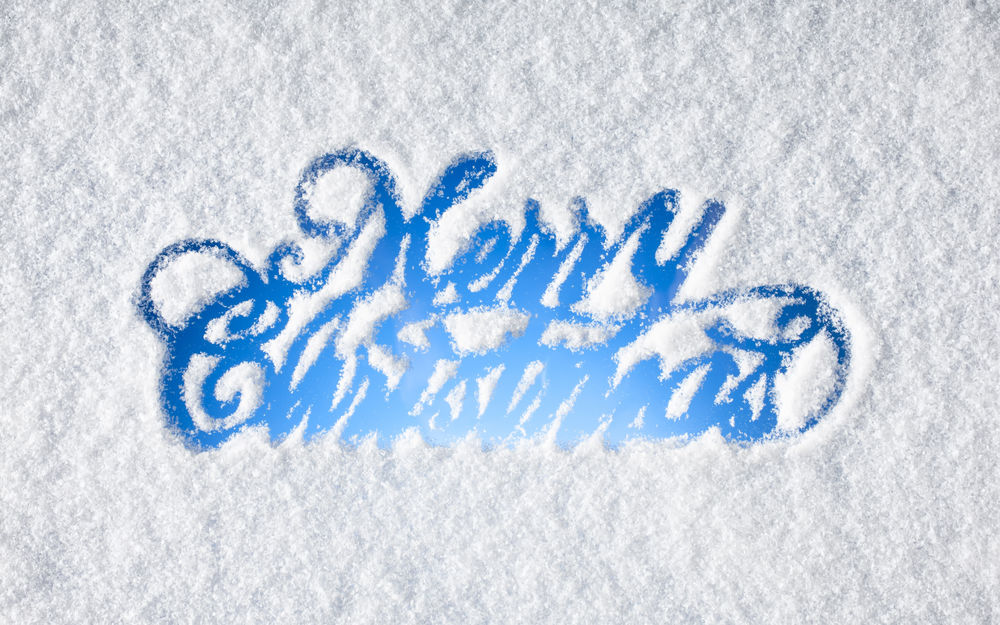 Обои для рабочего стола Голубая надпись Merry Christmas / Счастливого Рождества на фоне белого снега