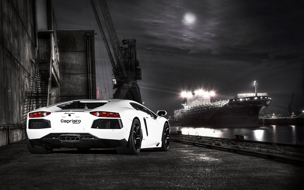 Обои для рабочего стола Белый Lamborghini Aventador / Ламборджини Авентадор в тюнинге от Capristo / Капристо стоит в порту, ночью