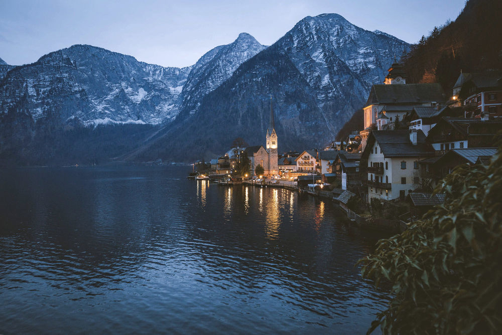 Обои для рабочего стола Вечерний городок на озере Hallstatt, Austria / Гальштатт, Австрия, фотограф Johannes Hulsch