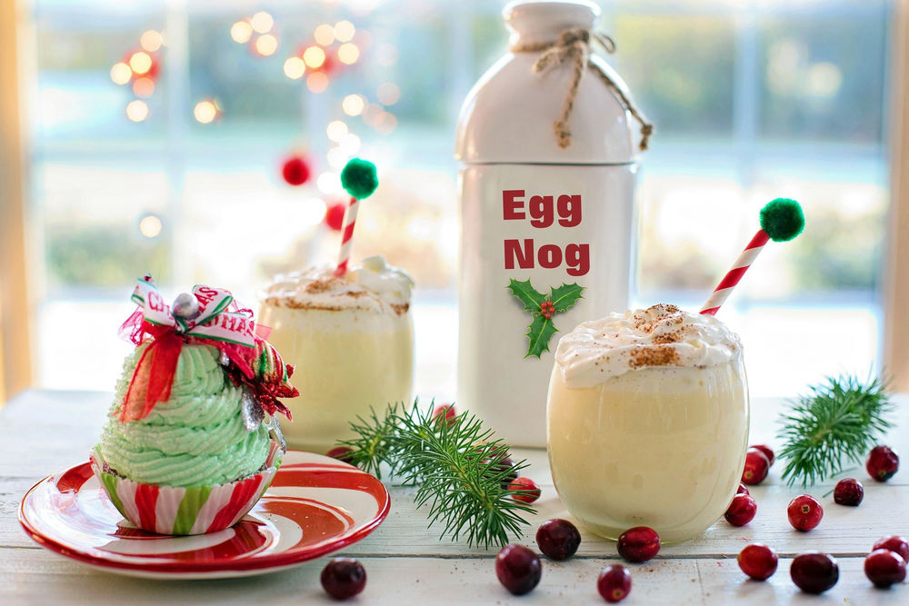 Обои для рабочего стола Коктейли, напиток из яиц Egg Nog / Эгног в бутылке и капкейк на столе с веточками хвои