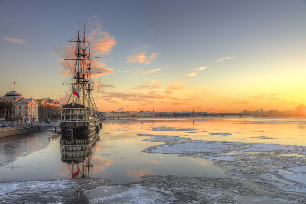 Обои для рабочего стола Парусник на зимней утренней Неве, Санкт-Петербург, фотограф Эдуард Гордеев