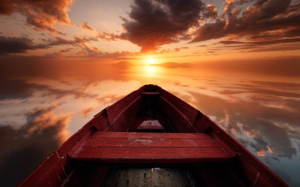 Обои для рабочего стола Восход солнца, лодка на озере, в котором отражается небо, фотограф ash vain