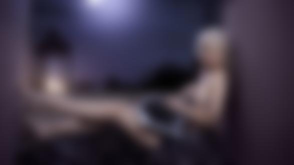 Обои для рабочего стола Модель Екатерина Енокаева, прикрыв наготу пледом, позирует сидя на ступенях лестницы, на фоне ночного неба, by Javier Ullastres
