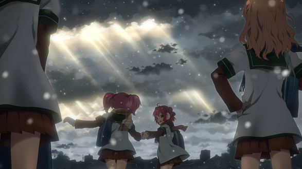 Обои на рабочий стол Девочки из аниме Лилии на ветру / Легкое Юри / Yuru Yuri гуляют под затянутым серыми тучами, сквозь которые пробиваются лучи солнца, небом, в снегопад