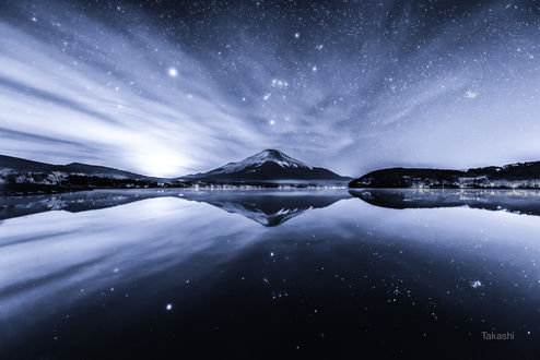 Обои на рабочий стол Гора Fuji / Фуджи в спокойную зимнюю ночь. Фотограф Takashi