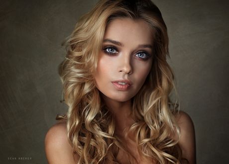 Обои на рабочий стол Модель Катя смотрит на нас, фотограф Sean Archer