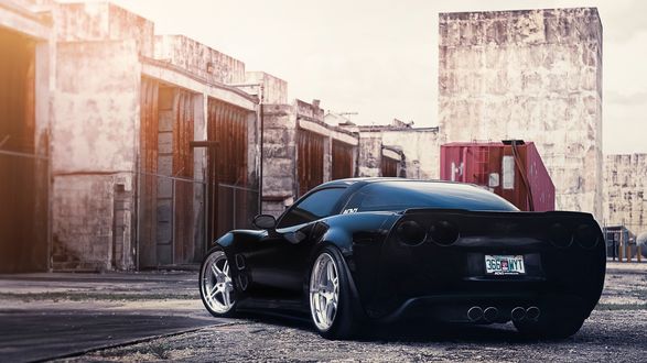 Обои на рабочий стол Chevrolet corvette возле старого здания