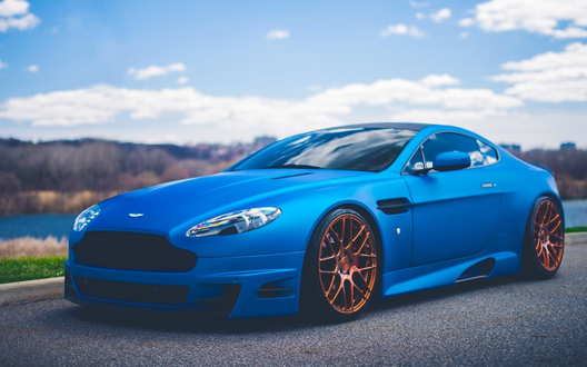 Обои на рабочий стол Aston martin на природе