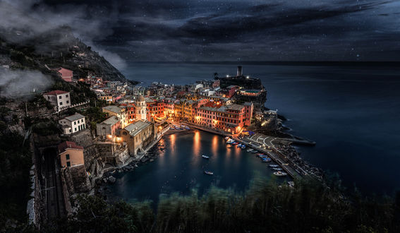Обои на рабочий стол Вид сверху на ночную Liguria, Italy / Лигурия, Италия