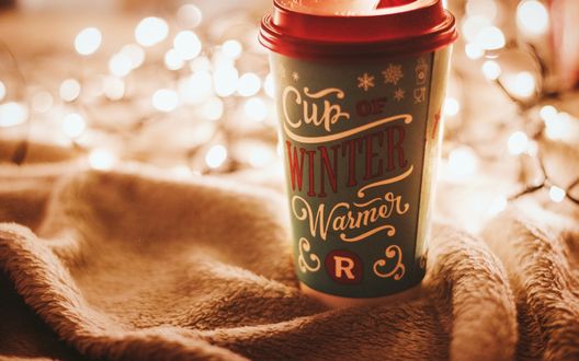 Обои на рабочий стол Стакан с надписью Cup of winter warner на фоне боке