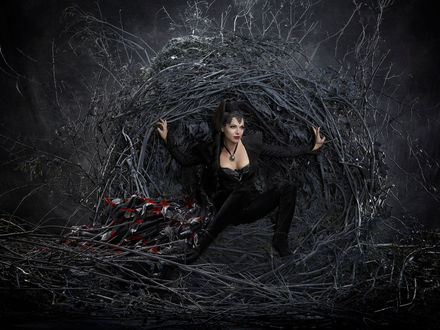 Обои на рабочий стол Актриса Lana Parrilla / Лана Паррия в образе Regina Mills, Evil Queen / Реджина Миллс / Злая Королева, из сериала Once Upon a Time / Однажды в сказке