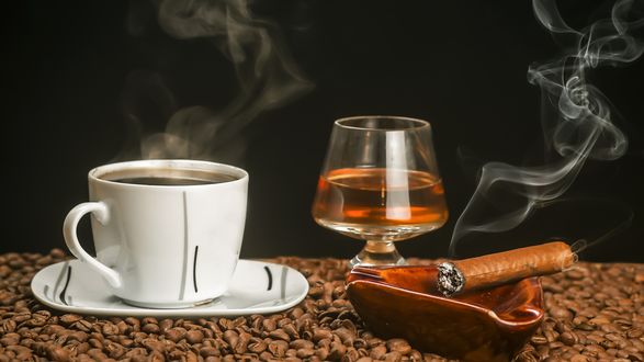 Обои на рабочий стол Чашка с кофе, бокал с коньяком и дымящая сигара в пепельнице на кофейных зернах