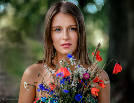 Обои на рабочий стол Девушка Raminta с букетом полевых цветов, фотограф Saulius Ke