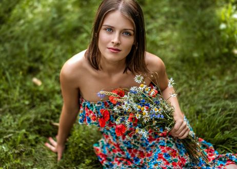 Обои на рабочий стол Девушка Raminta с букетом полевых цветов, фотограф Saulius Ke