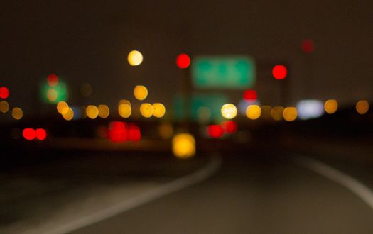 Обои на рабочий стол Разноцветные огни ночного города