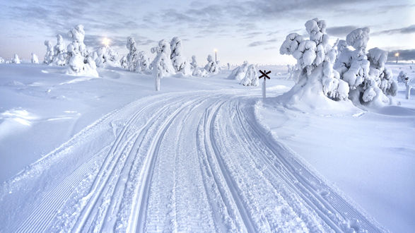 Обои на рабочий стол Следы от колес на снегу, Лапландия / Lappland, Финляндия / Finland