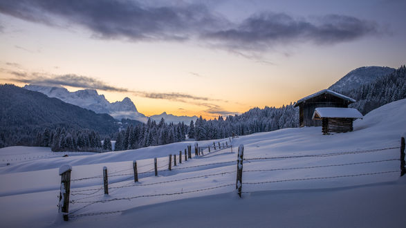 Обои на рабочий стол Дом за забором на заснеженном холме, Баварские Альпы, Германия / Bavarian Alps, Germany