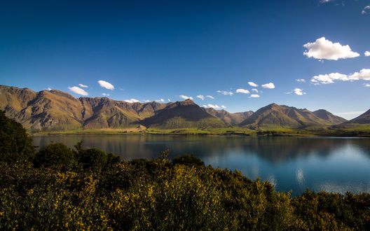 Обои на рабочий стол Невероятно красивая природа Новой Зеландии / New Zealand, среди небольших холмов разлилось небольшое озеро