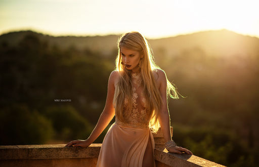 Обои на рабочий стол Модель Кара в прозрачном легком платье, фотограф Miki Macovei