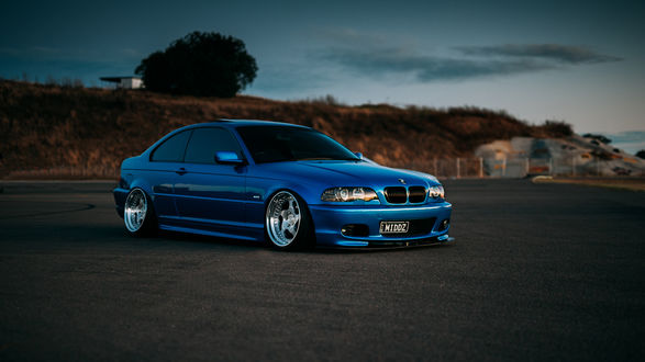 Обои на рабочий стол BMW e46 стоит на парковке