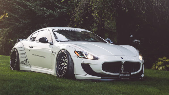 Обои на рабочий стол Maserati GranTurismo на природе