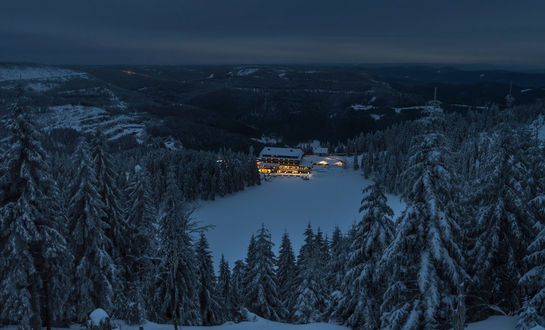 Обои на рабочий стол Замерзшее озеро с отелем Mummelsee на склоне горы Hornisgrinde, фотограф Hans-Jоrg Bаuerle