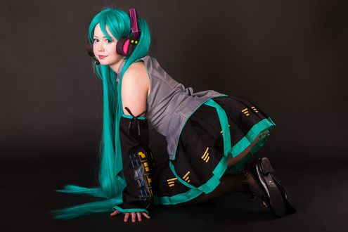 Обои на рабочий стол Косплей Vocaloid Hatsune Miku / вокалоид Хатсуне Мику в наушниках сидит на четвереньках на сером фоне