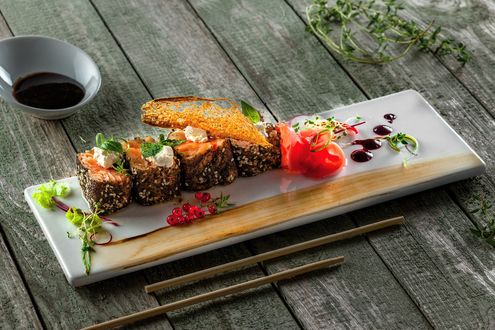 Обои на рабочий стол Японская кухня: оригинальные роллы в изысканном оформлении, рядом соус, маринованный имбирь и палочки для еды